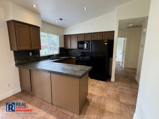 Building Photo - Single Family Home near Pine View