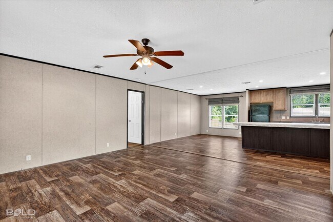 Building Photo - 4BD/2BA home with fenced back yard.