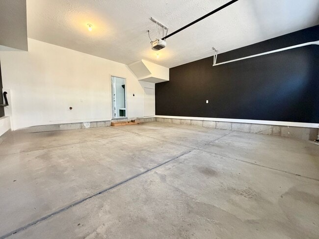 Building Photo - 3 Bed + 2.5 Bath Townhome w/ Garage, Storage & Dogs Allowed Near Jordan Landing