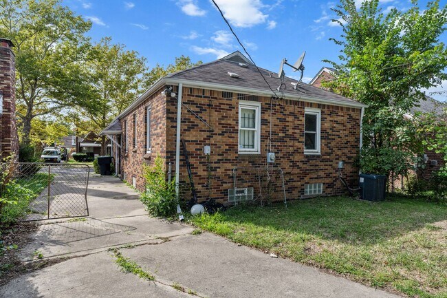 Building Photo - 9022 Northlawn St