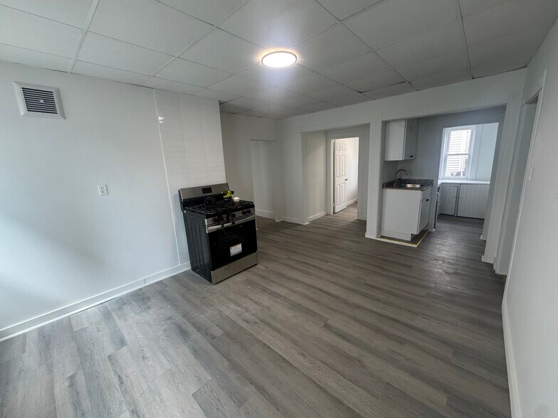 Building Photo - 25 Wyman St