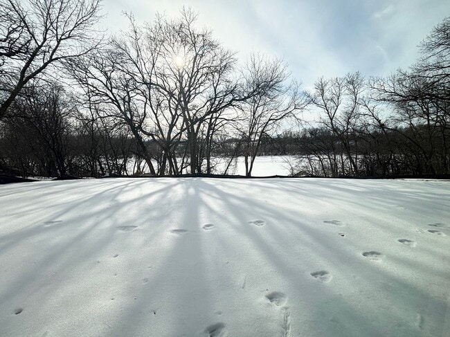 Building Photo - 577 Main St W