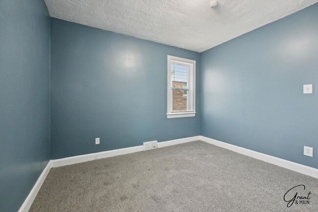 Building Photo - 4 bedroom $1300