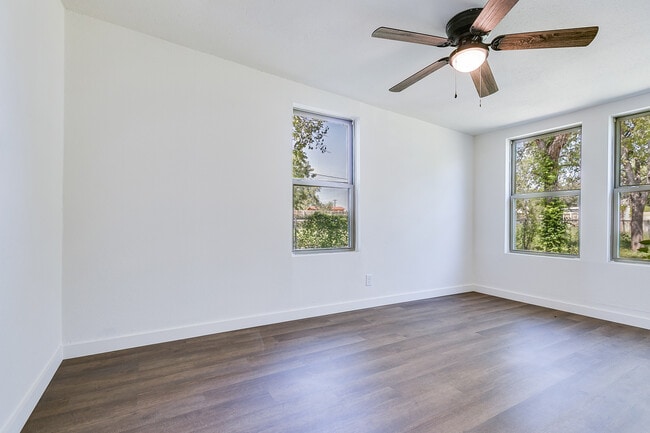 Building Photo - 512 E 18th St