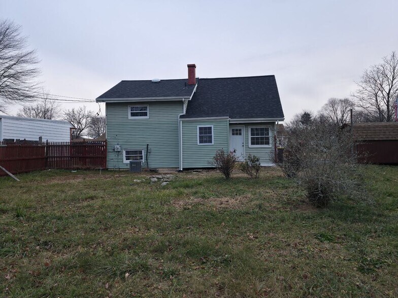 Building Photo - 8 Lynch Farm Dr