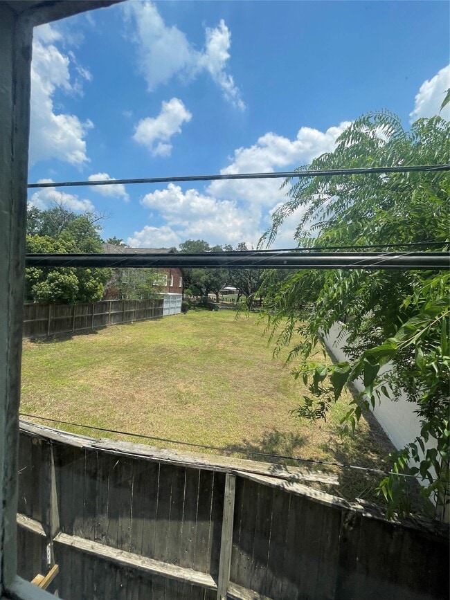 Building Photo - 2030 Bissonnet St