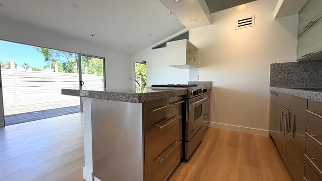 Building Photo - 2306 Teviot St