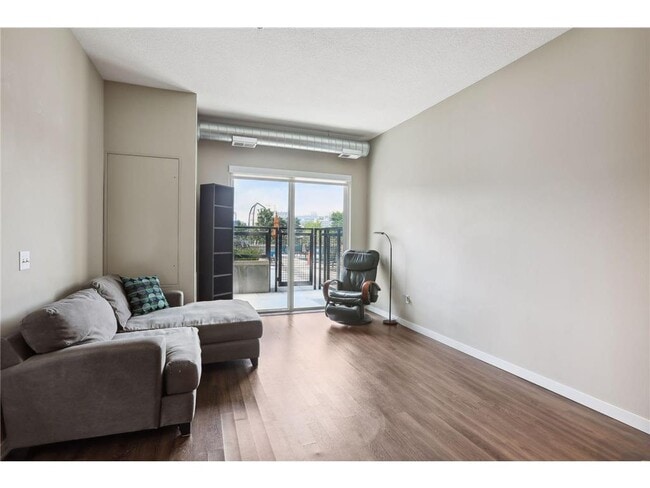 Building Photo - 401 SE Main St