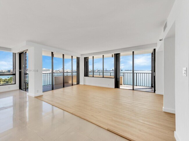 Building Photo - 520 Brickell Key Dr