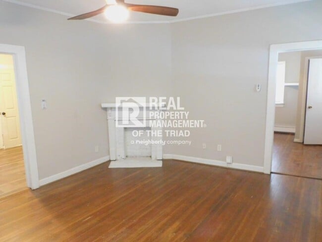 Building Photo - Move in special - Cozy 2 Bedroom/1 Bath Ho...