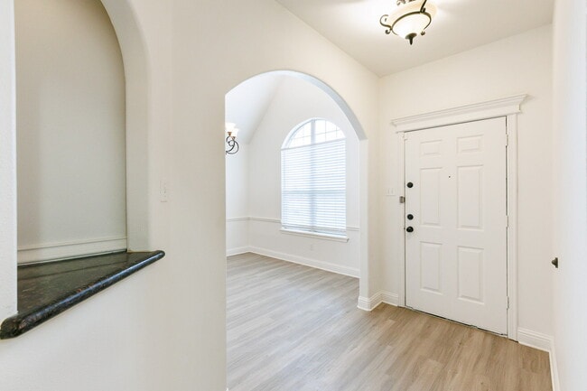 Building Photo - Gorgeous 4 bed 2.5 bath!