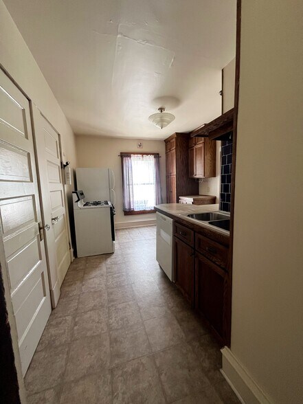 Kitchen - 2006 Kinzie Ave