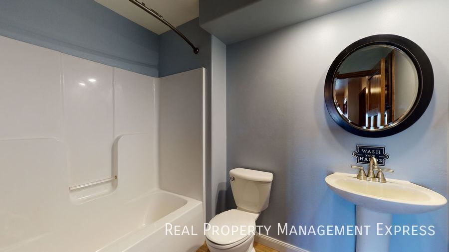 Building Photo - Beautiful 4 Bed 3.5 Bath House with 3-stall attached garage and fenced backyard on West side