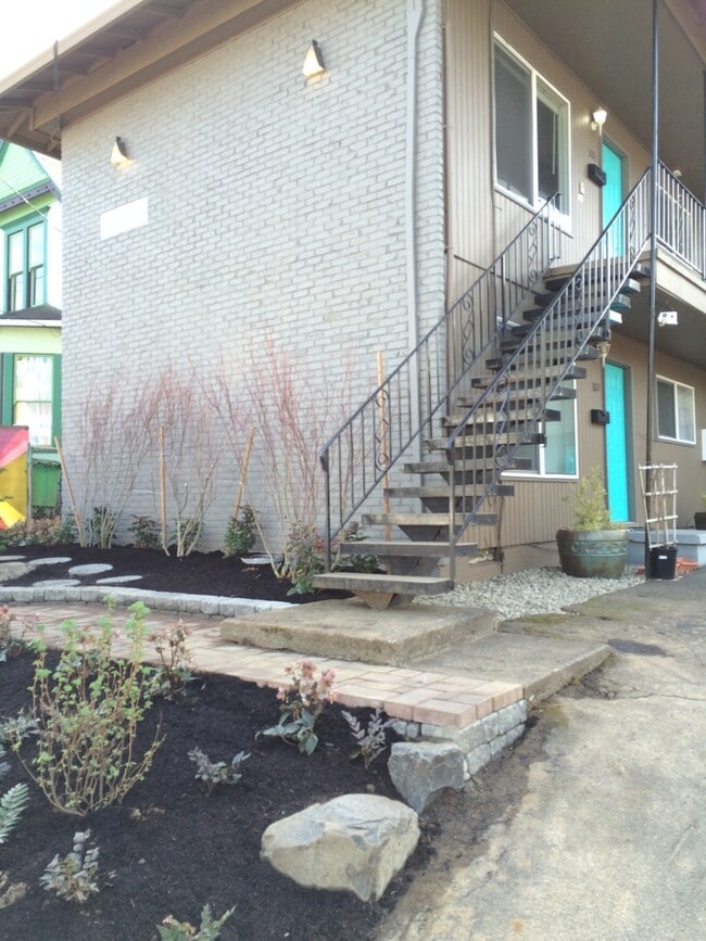 Building Photo - Upper 2 bed on Belmont! Hardwood floors, granite counters, tile in shower! All dogs welcome!