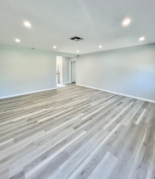 Living room looking towards front door - 15853 Stare St