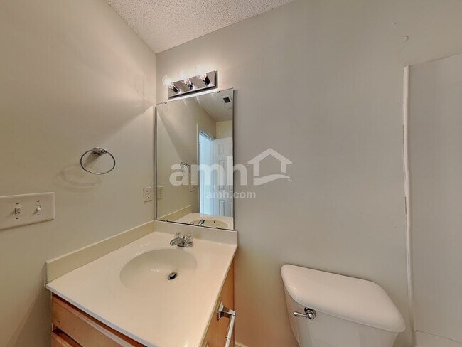 Building Photo - 1009 Gelfield Rd