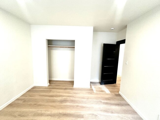 Building Photo - 5 Bed/2 Full Baths W/Washer&Dryer Hook Ups!