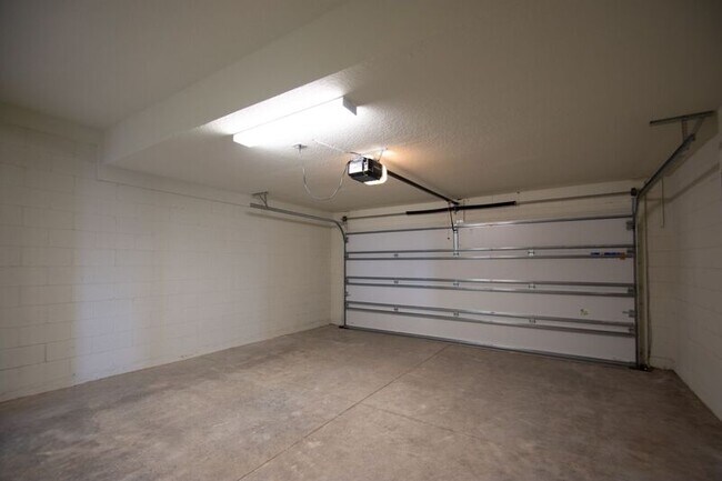 Building Photo - 3936 Plainview Dr