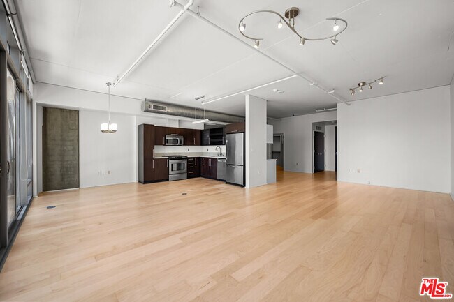 Building Photo - 1100 S Hope St