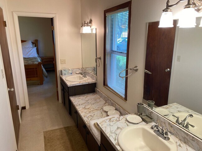 Building Photo - Family and pet friendly ANNUAL LEASE just ...