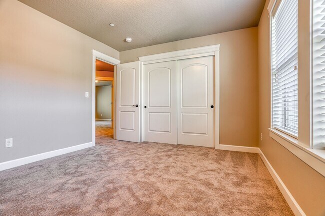 Building Photo - Centrally Located 4 Bedroom Townhome with Attached Garage & AC
