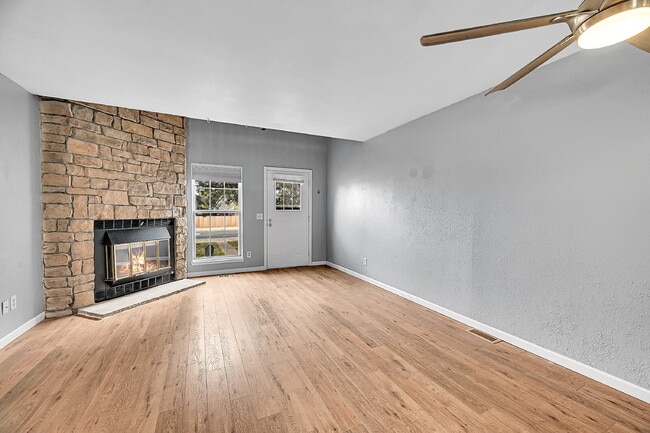 Building Photo - $1,700, 1 bed, 1 bath, located in Lakewood.