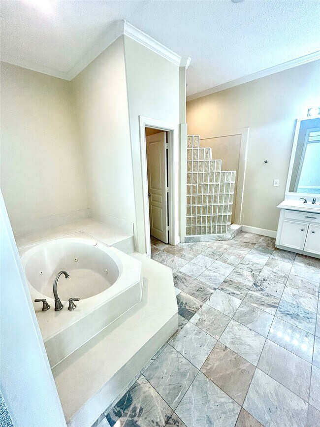 Building Photo - 807 Kipp Ave