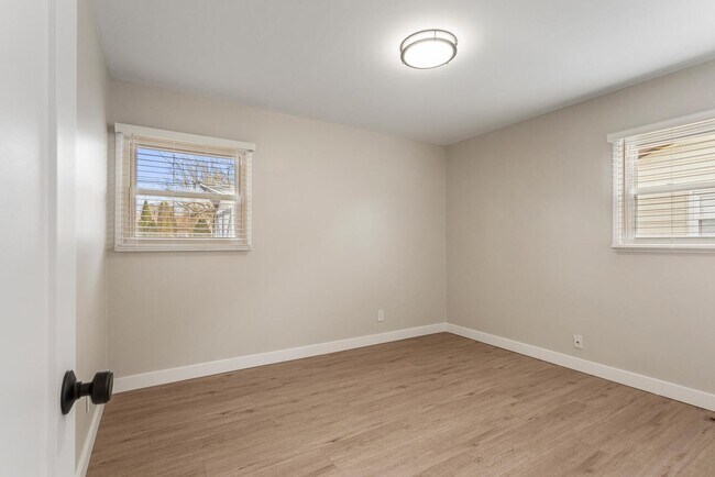Building Photo - 1710 Crescent Dr