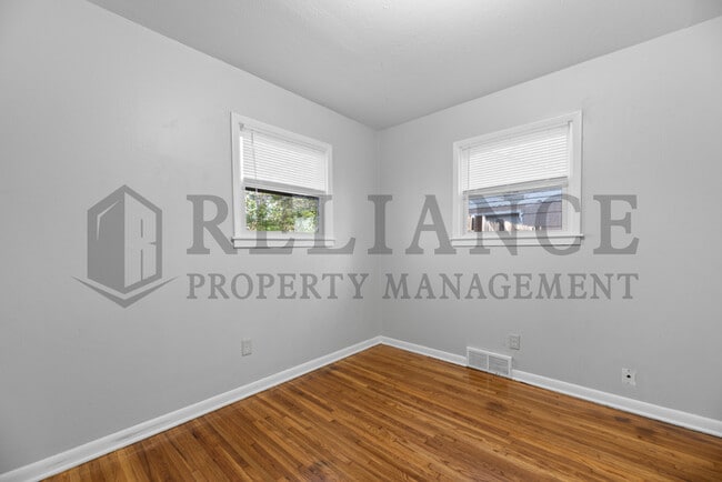 Building Photo - 1621 E Jump St