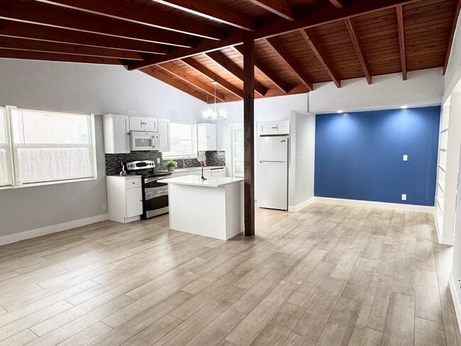 Building Photo - 350 Cypress Dr