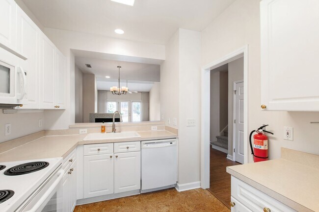 Building Photo - Lovely 3 bedroom townhome in fantastic Ral...