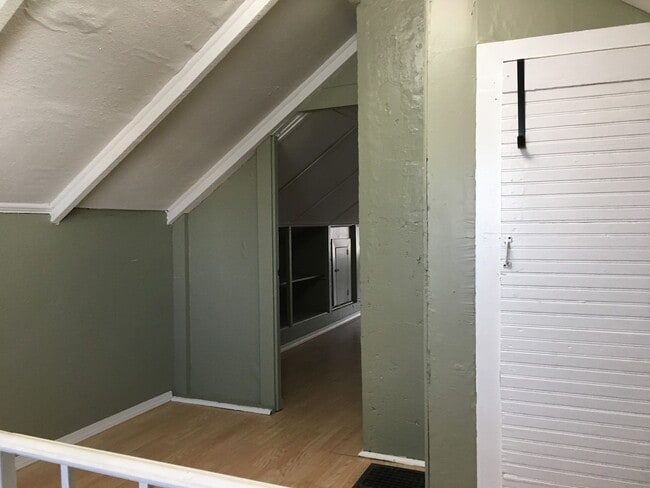 Building Photo - Available now!  517 S. 35th St.  4 Bedroom, 2 Bath Great Midtown location, 1 car garage.