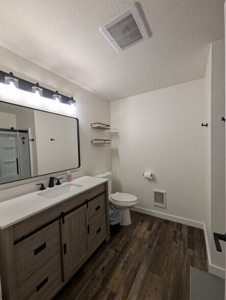 Upstairs Bathroom - 319 10th Ave SE