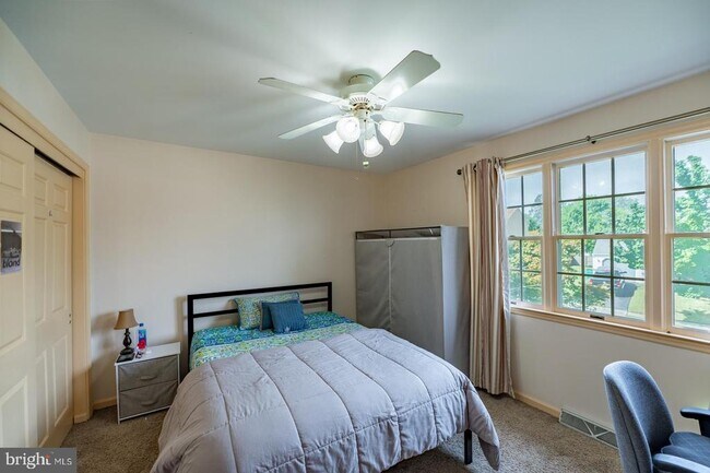 Building Photo - 211 Caravan Dr