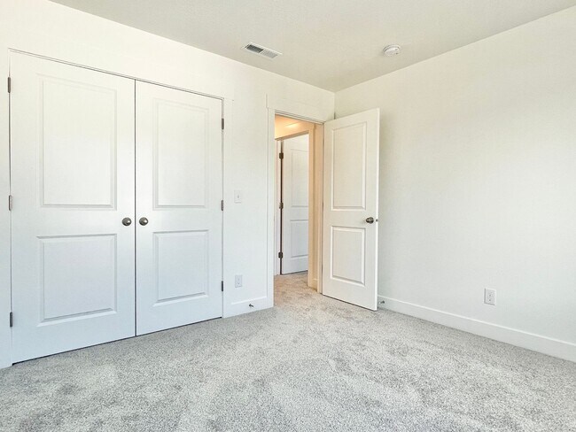 Building Photo - Beautiful Townhome at Mountain Ridge!