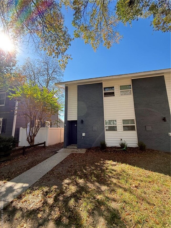 Primary Photo - 319 Main St