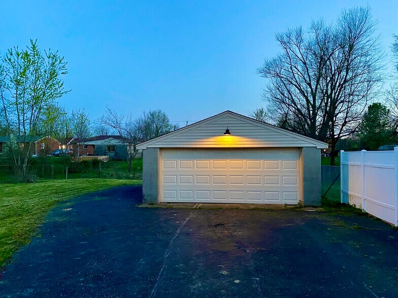 Building Photo - 6300 Hackberry Way