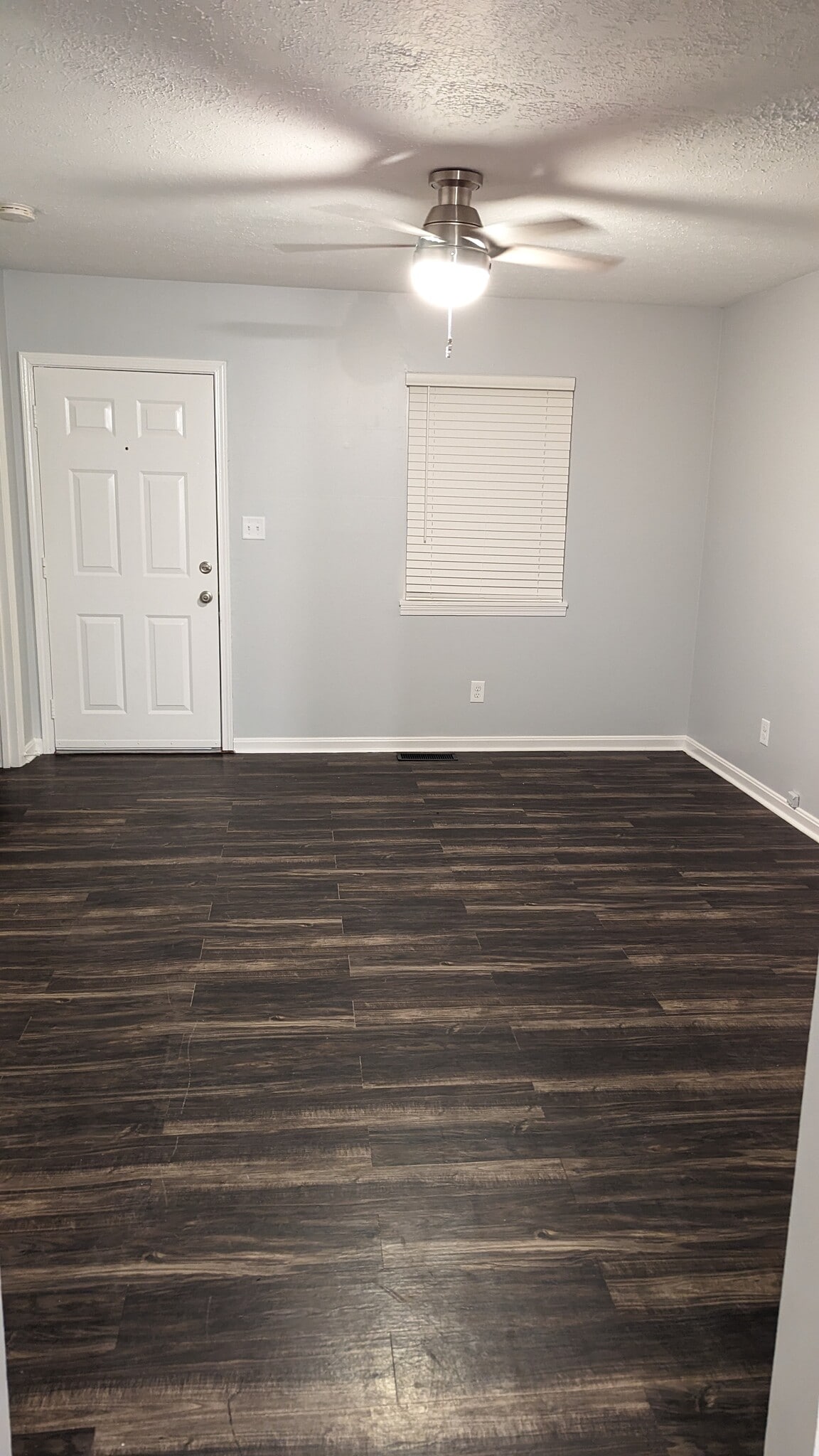 Living room - 929 N Randolph Ave