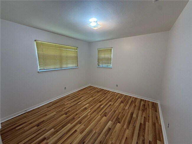 Building Photo - 2308 Crestwood Cir