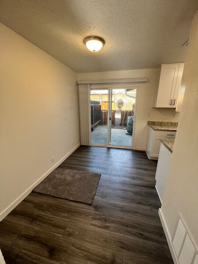 Building Photo - 141 Woodbury Cir