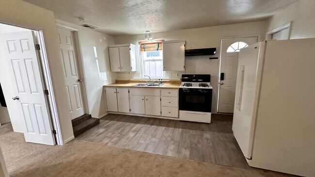 Building Photo - Cozy 2-Bedroom Retreat, Perfect for Mounta...