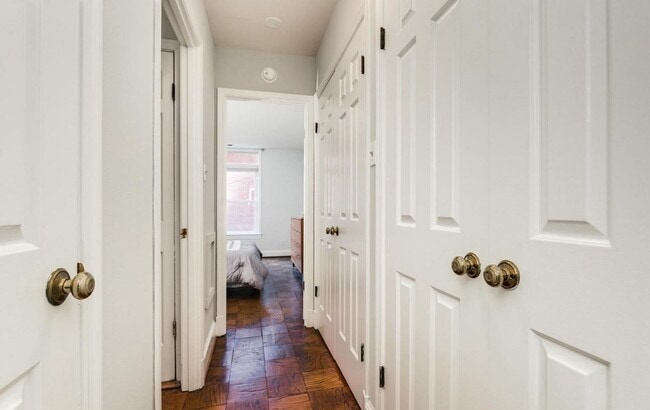 Building Photo - Spacious and sunlit  1BR/1BA condo located...