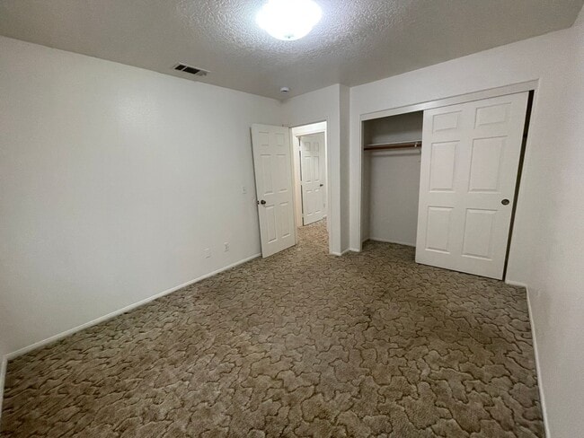 Building Photo - Apple Valley Home- 3 Bedrooms, 2 Bathrooms...