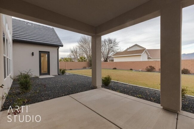 Building Photo - Washington Fields 4 bed | 3 1/2 bath | 3 c...