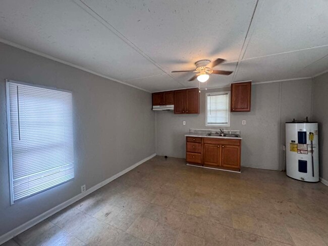 Building Photo - 613 E Johnston-AVS
