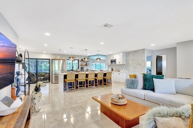 Building Photo - 932 Evergreen Dr