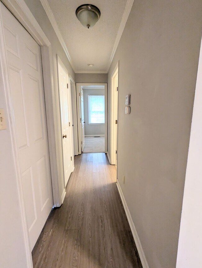 Building Photo - Fenced in Back Yard! Two Bedroom Two Bath ...