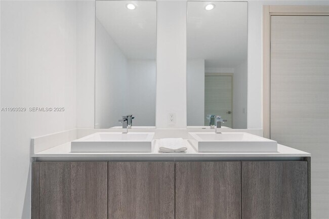 Building Photo - 801 S Miami Ave