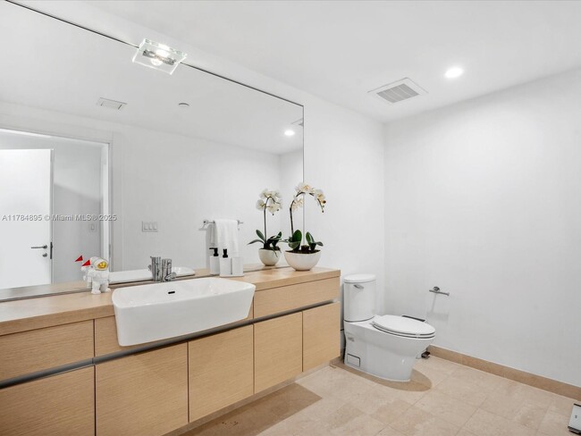 Building Photo - 200 Biscayne Blvd Way