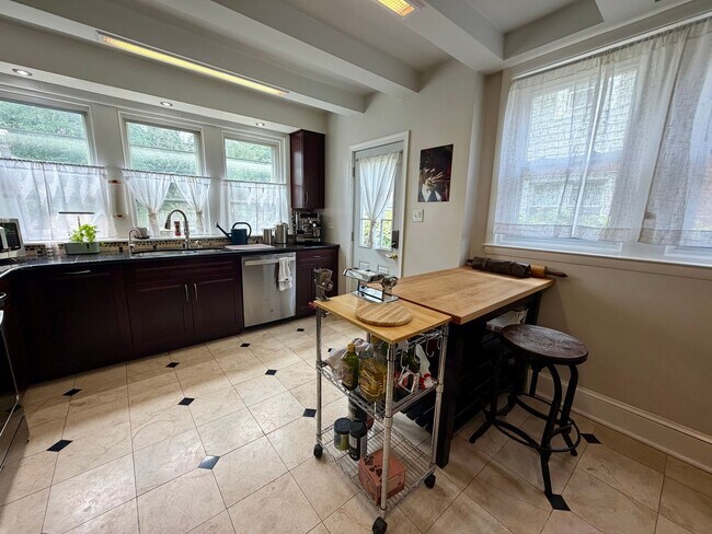 Building Photo - Stunning 4-Bed/2-Bath Home in the heart of Lansdowne! Available First Week of September!